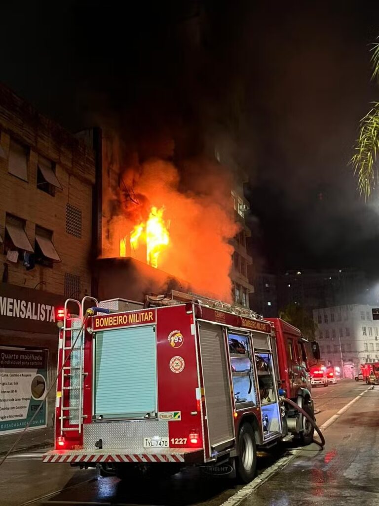 Incêndio em pousada no centro de Porto Alegre mata dez pessoas – Foto: Divulgação Corpo de Bombeiros