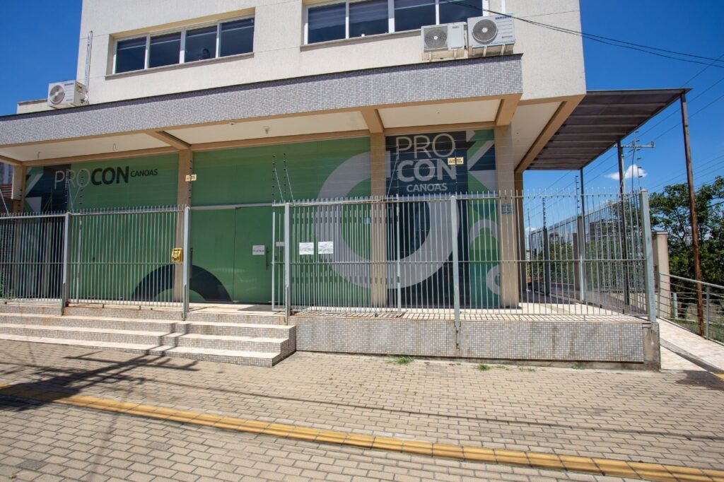 pós diversas ligações para a nossa redação de moradores de Canoas relatando que haviam recebido cobranças de energia elétrica no mês de maio em regiões afetadas pela enchente, nossa reportagem procurou a RGE para esclarecimentos sobre as faturas e como os consumidores deveriam procurar ajuda em casos de dúvidas, contando também a história da Janaína