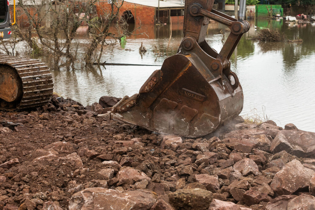 Obra para fechamento de dique no Rio Branco e retomada da operação da Casa de Bombas no Mathias Velho - Foto: Guilherme Pereira
