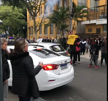 Sessão da Câmara de Vereadores de Canoas é encerrada por conta de protestos