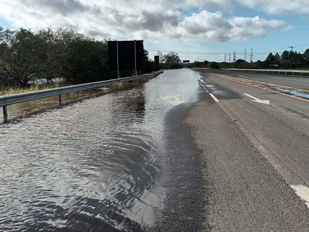 Nova Santa Rita tem acessos bloqueados na BR 386 em ambos sentidos