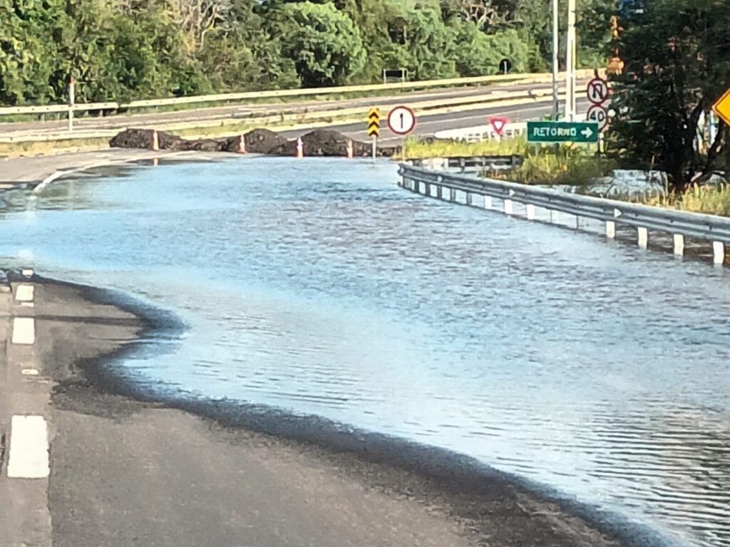 Nova Santa Rita tem acessos bloqueados na BR 386 em ambos sentidos
