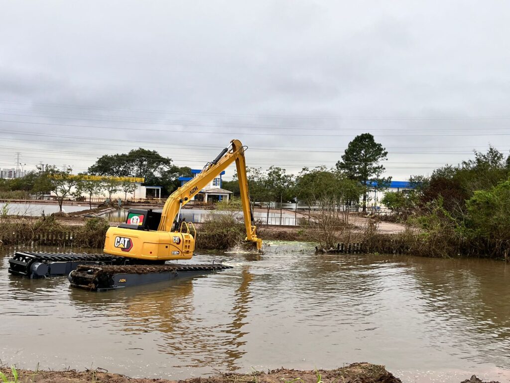 Trabalho para reativar estação de tratamento de água tem reforço de maquinário e especialistas em rapel