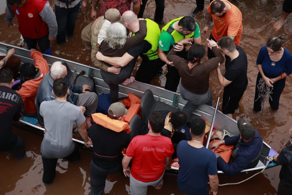 DESASTRE NO RS: Barcos de voluntários fazem a diferença nos resgates na cidade de Canoas - Foto: Bruna Ourique