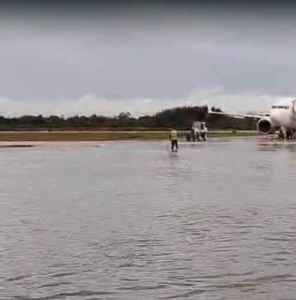 Alternativa ao Aeroporto Salgado Filho, Base Aérea de Canoas tem pátio alagado com volta das chuvas