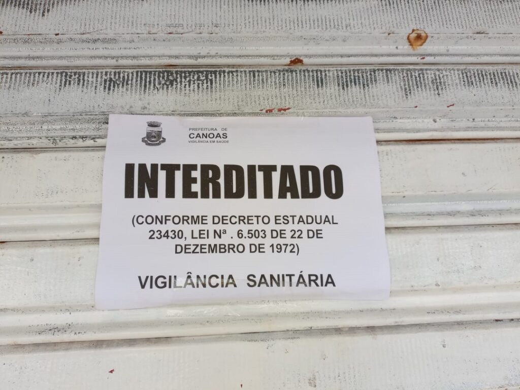 Estabelecimento em Canoas é interditado por vender produtos submersos na enchente
