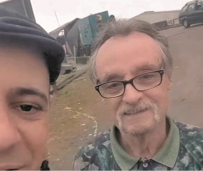 Samuel Eilert resgatava pessoas de barco na enchente de 1967