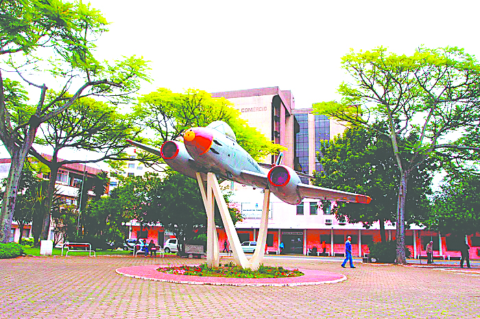 A cidade dos aviões monumento: conheça a história das aeronaves cartões-postal