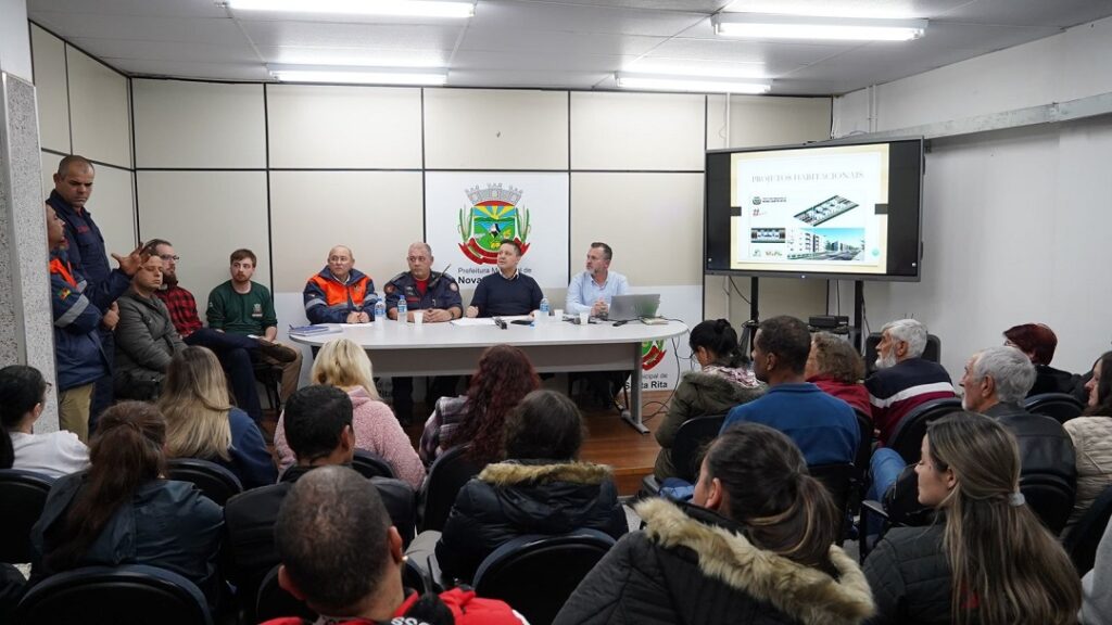 Prefeitura se reúne com moradores atingidos pela enchente para detalhar ações no bairro Berto Círio