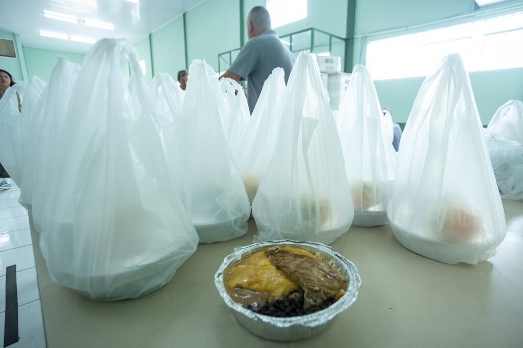 Restaurante popular de Canoas distribui refeições