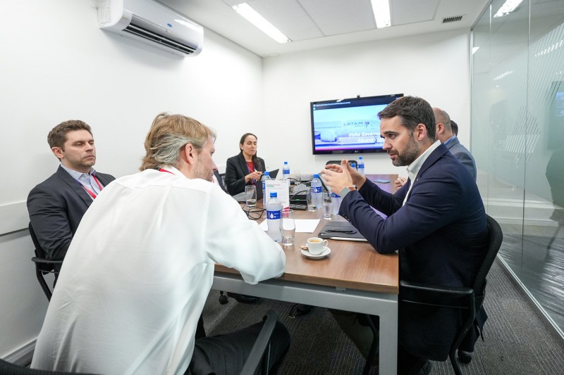 Reunião entre companhias aéreas e governador sobre retomada de voos no RS tem tom otimista