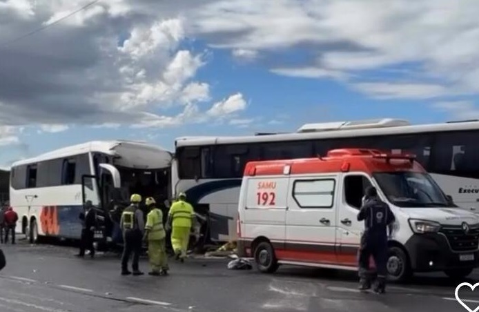 Acidente entre dois ônibus na freeway deixa feridos graves e bloqueia acesso a Porto Alegre