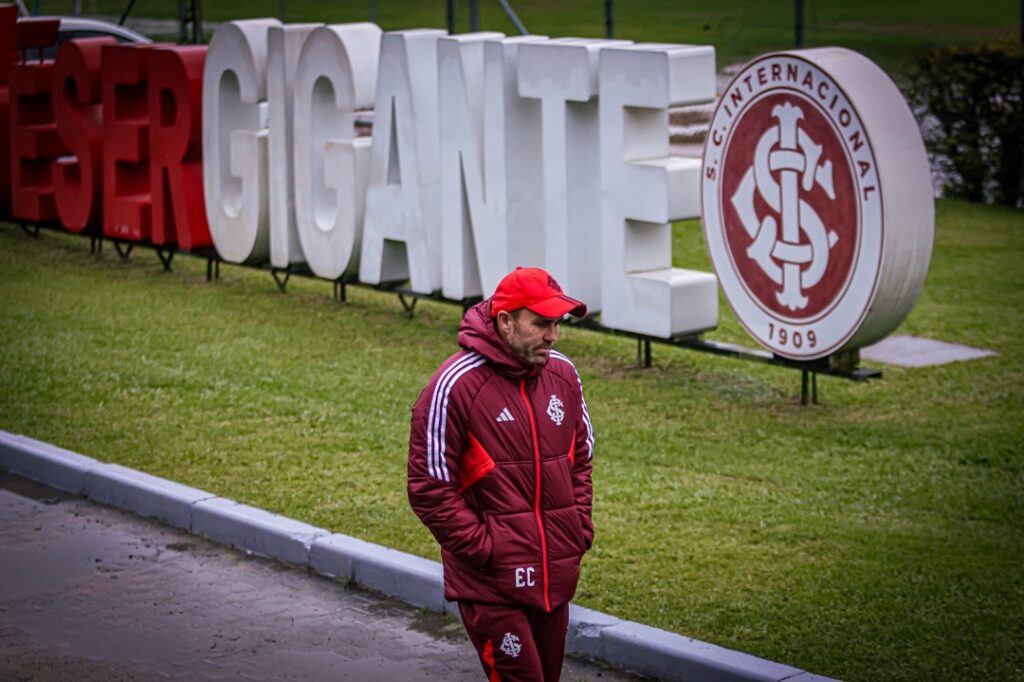 Após mais uma derrota do Internacional, técnico Coudet deixa comando do clube