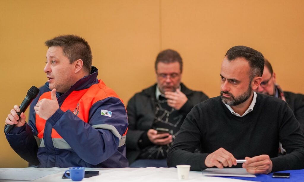 Prefeito de Nova Santa Rita fala sobre projeto habitacional para afetados na enchente em reunião com Paulo Pimenta