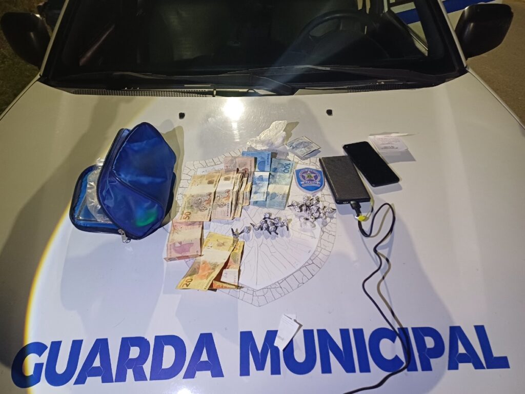 Mulher presa por tráfico e adolescente sem CNH apreendido pela Guarda Municipal