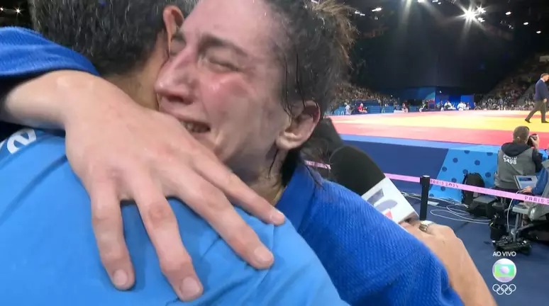 Mayra Aguiar perde na estreia e abraça repórter Já passei do meu limite