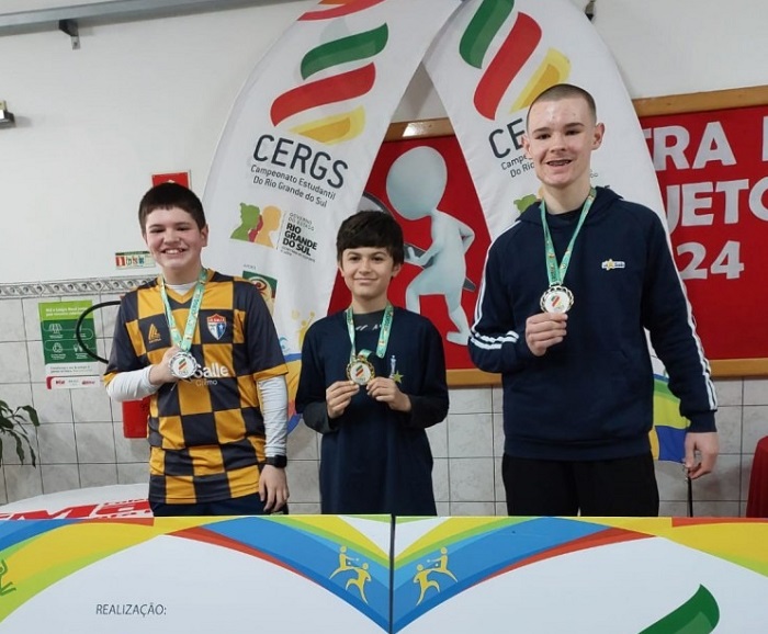 Os campeões do xadrez posam com suas medalhas - Foto Divulgação Telos