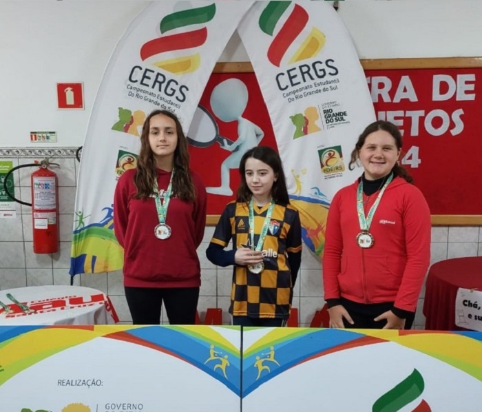As campeãs do xadrez com suas medalhas - Foto Divulgação Telos
