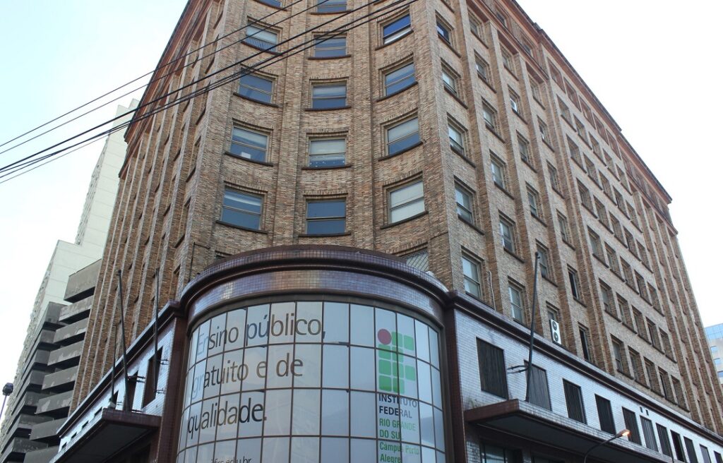 Programa abre mais de cem vagas de cursos gratuitos e com bolsa-auxílio