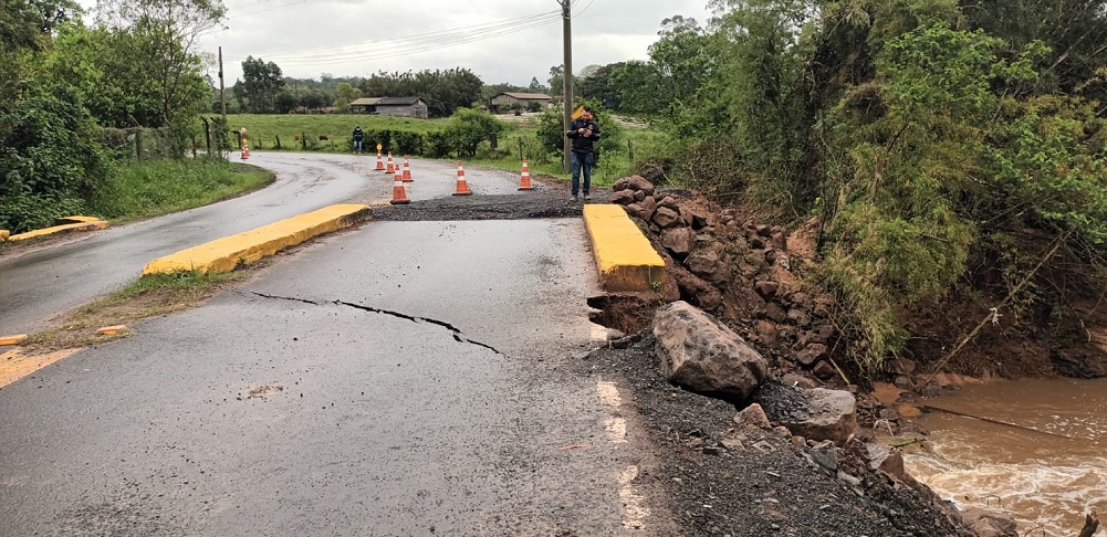 Chuvas danificam pista sobre o Arroio Caju em Nova Santa Rita