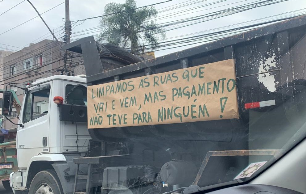 Empresas que trabalharam na retirada de resíduos da enchente protestam por falta de pagamento