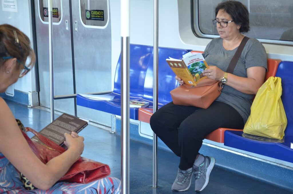 Livros Livres Trensurb celebra o Dia Nacional do Livro compartilhando obras literárias nos trens