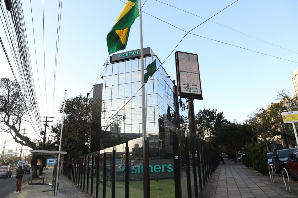 Simers formula tese jurídica pioneira, pedindo fim do abate-teto para carreiras médicas municipais