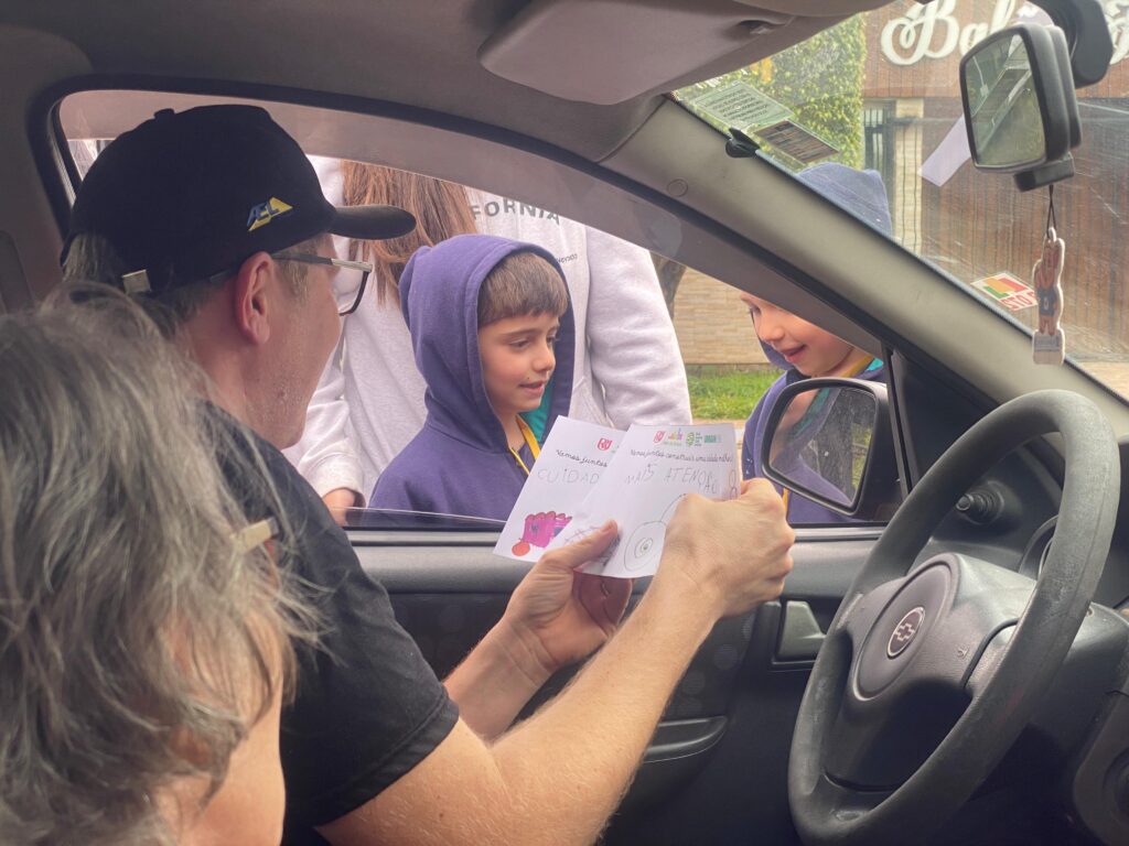 Alunos da EMEI Pé de Moleque são agentes por um dia e conscientizam motoristas