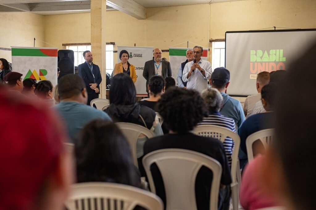 Atingidos pela enchente em Canoas recebem orientação para a compra assistida de imóveis
