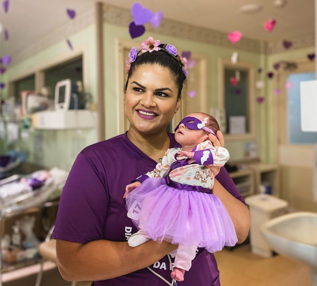 Bebês da UTI Neo do Divina são vestidos de Super Prematuros para marcar o início do mês da prematuridade