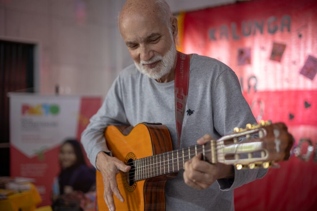 Escritor Kalunga participa de encontro com a criançada na Feira do Livro de Canoas