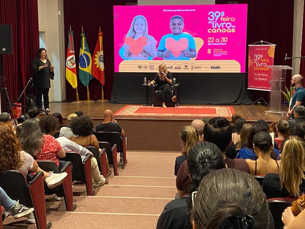 Escritora e roteirista Leticia Wierzchowski fala sobre suas obras na 39º Feira do Livro