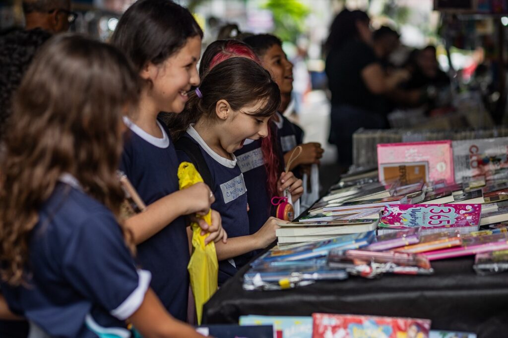Feira do Livro recebe centenas de estudantes canoenses durante a semana