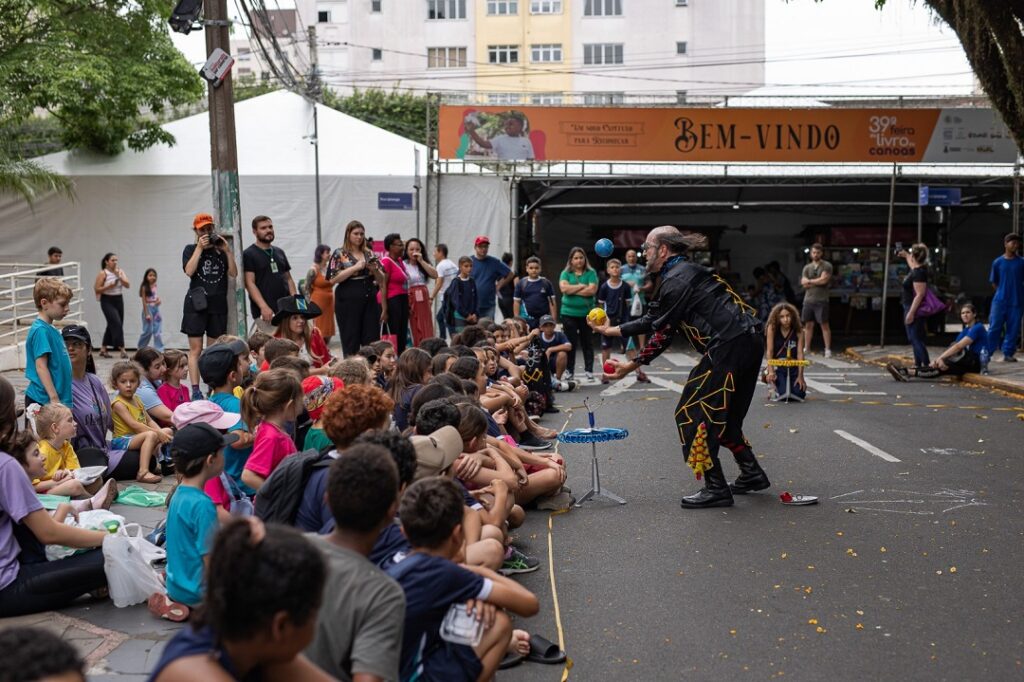 Grupo de Pernas Pro Ar encanta com espetáculo O Lançador de Foguetes