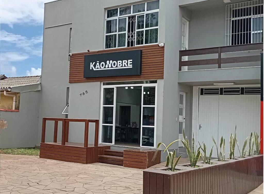 KÃO NOBRE Pet shop reinaugura 6 meses após a enchente na Rio Branco, em Canoas