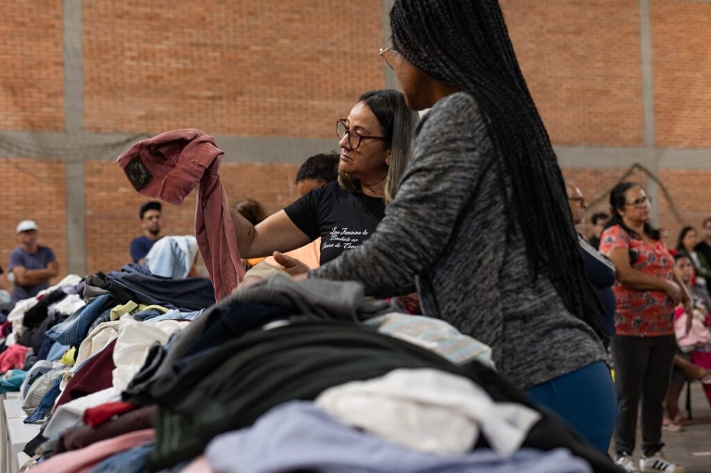 Mais de 400 colchões e roupas de cama doados para moradores do bairro Fátima, em Canoas