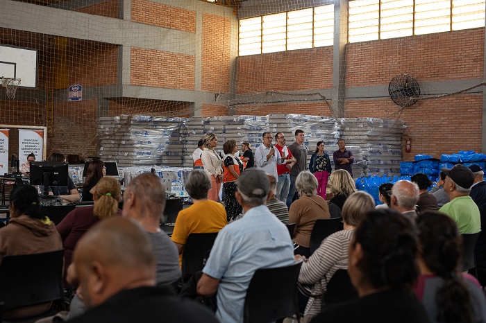 Mais de 400 colchões e roupas de cama doados para moradores do bairro Fátima, em Canoas