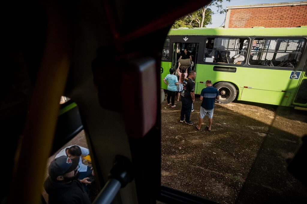 Ônibus com doações de roupas e calçados estará no Mato Grande na quinta-feira, 28