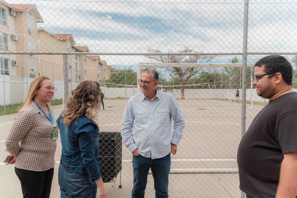 Prefeito Jairo Jorge vistoria andamento das obras nas escolas municipais de Canoas