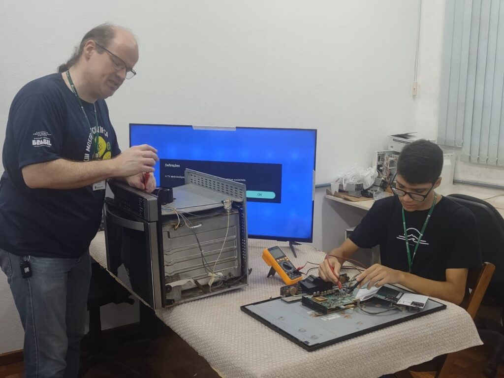 Projetos na área da Eletrônica auxiliam famílias que ainda sofrem com a enchente de maio em Canoas