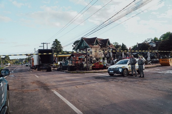 As equipes da Segurança Pública coletaram material humano e peças da aeronave para perícia e investigação - Foto: Calvin Neruan/Ascom SSP