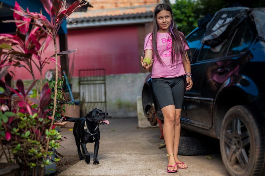 Cachorro que ficou 20 dias em cima de telhado na enchente ganha lar em Canoas