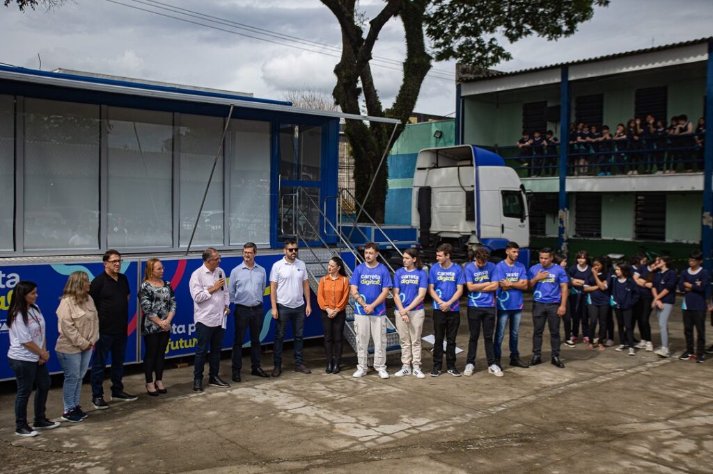 Carreta Digital capacita estudantes na área tecnológica em Canoas