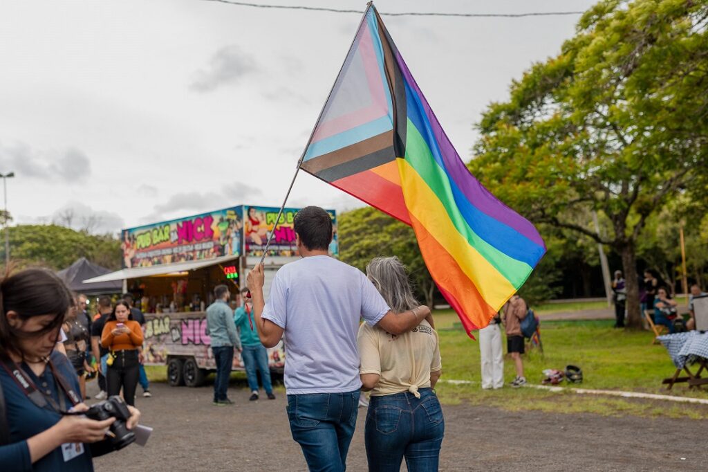 Com o tema Unidos pela Reconstrução, 12ª Parada Livre de Canoas coloriu o Parque Eduardo Gomes