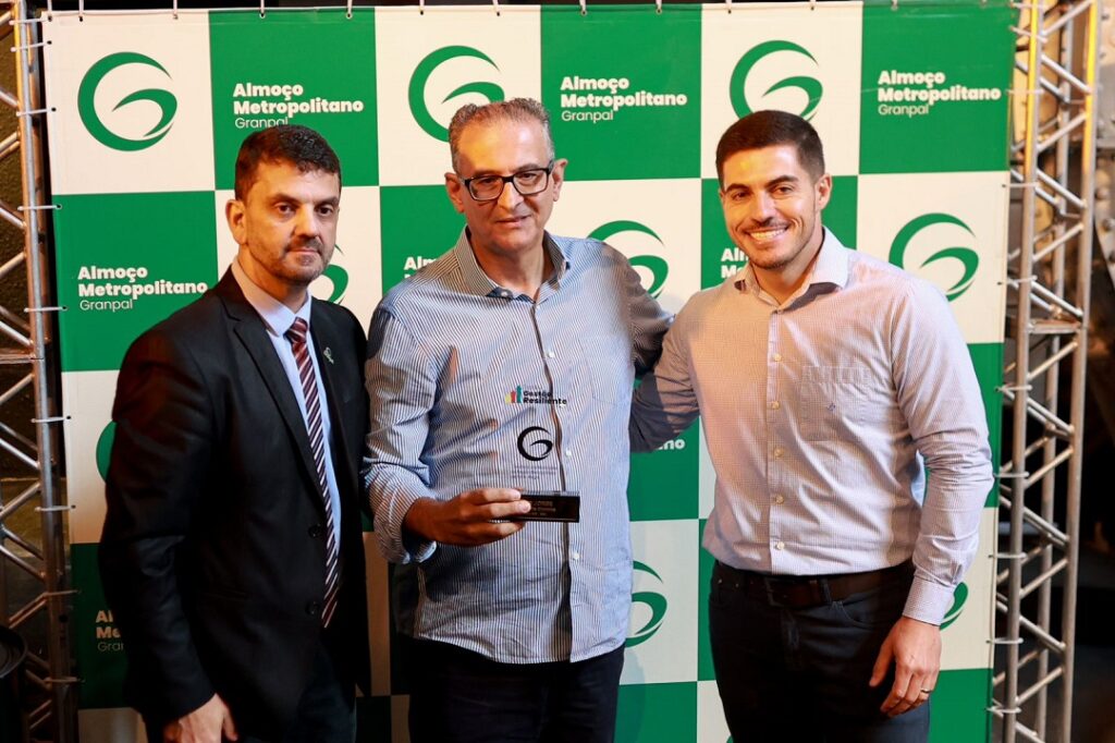 Jairo Jorge é agraciado com troféu por liderança e atuação na enchente de Canoas