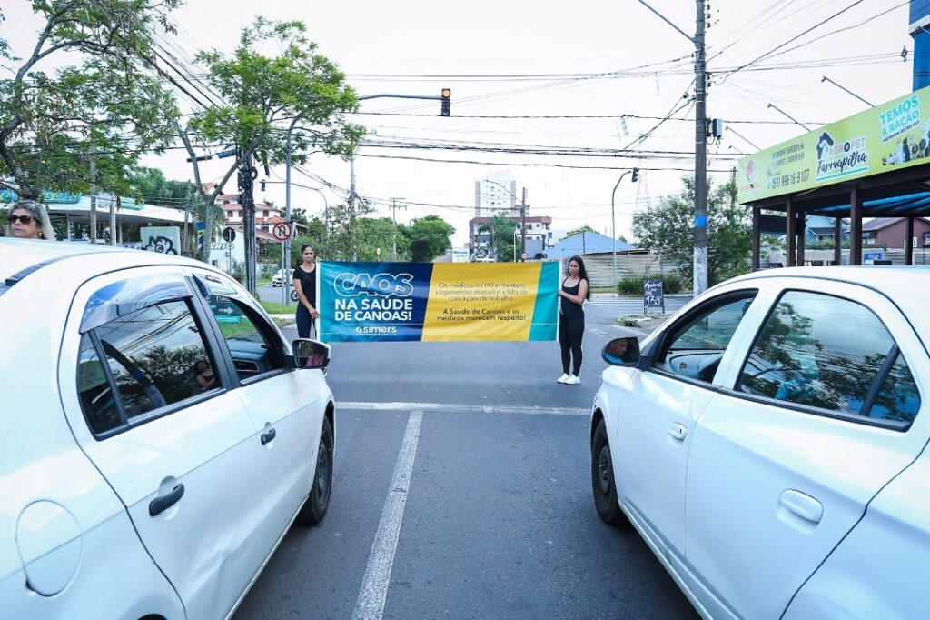 Manifestação em frente ao HU chama atenção para risco de suspensão de atendimentos
