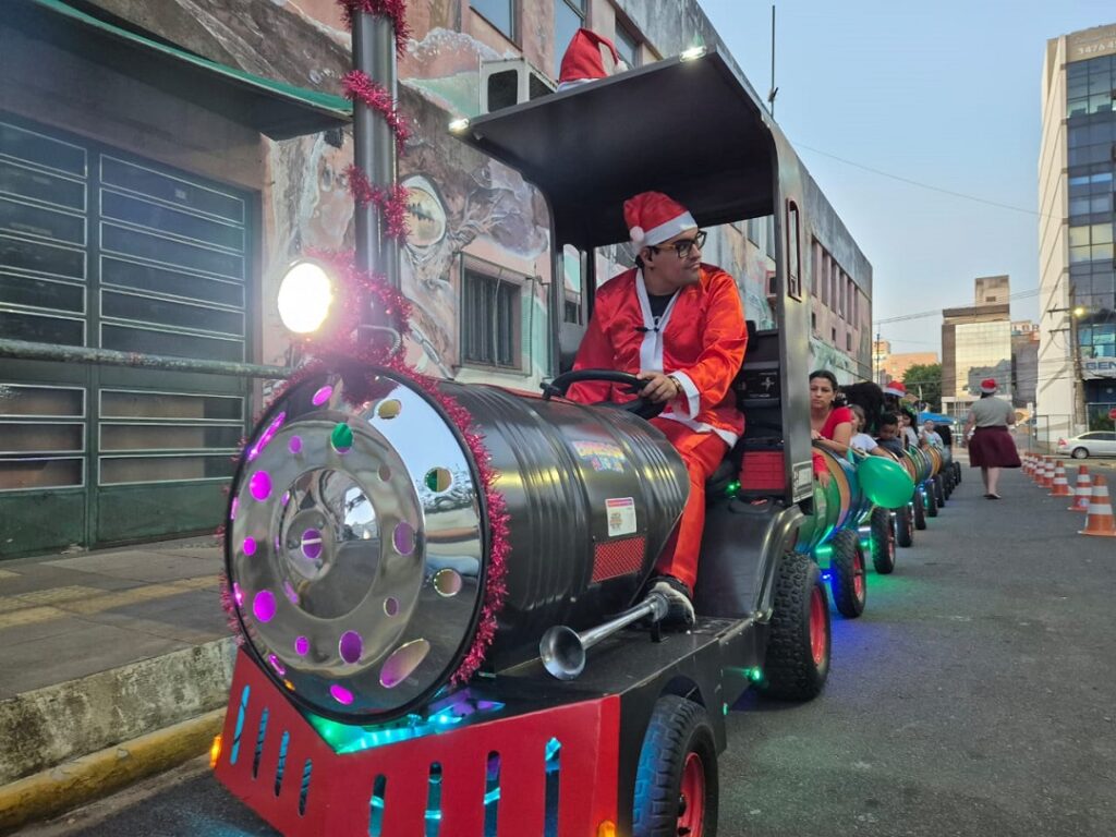 Papai Noel, trenzinho e coral encantam no Natal da Transformação em Canoas