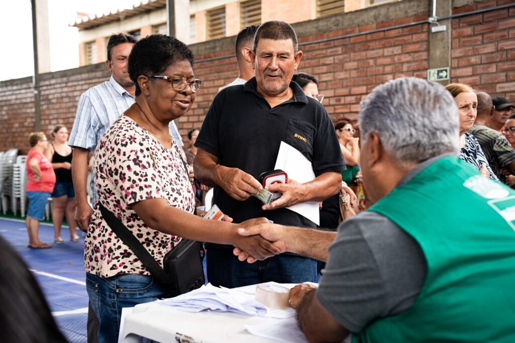 Prefeitura de Canoas entrega 117 escrituras para moradores do Loteamento Bandeirantes