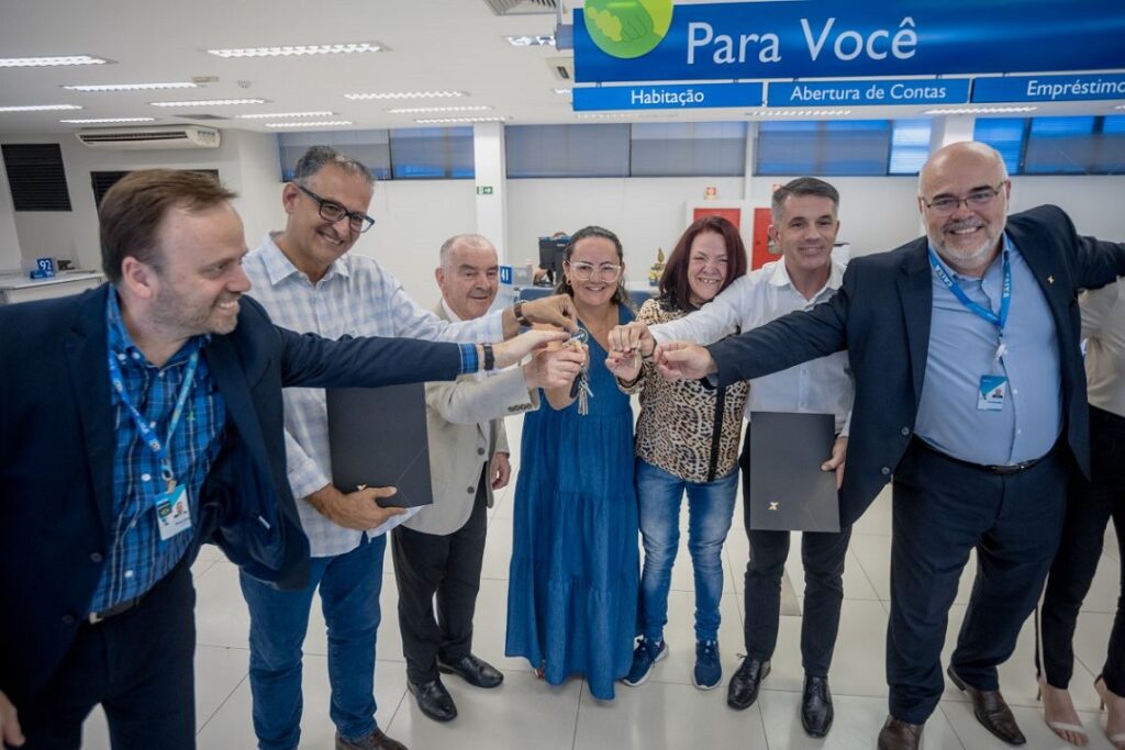 Primeiras famílias de Canoas recebem chaves dos imóveis da Compra Assistida