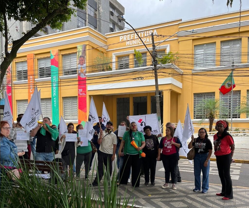 Profissionais da saúde de Canoas protestam por atraso de salário e piso da enfermagem